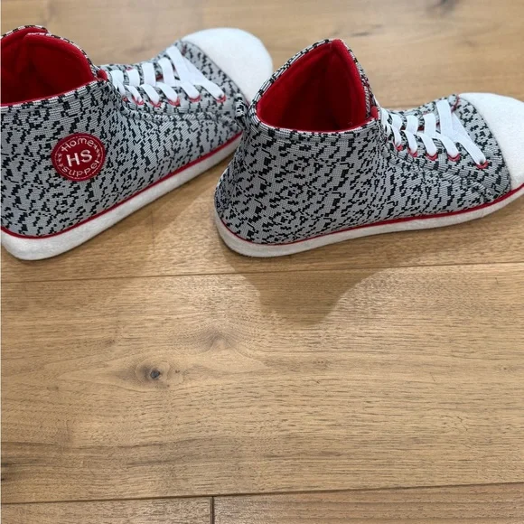 🏠 Sneaker-Style House Slippers - Houndstooth Pattern 🏠 - Picture 3 of 5